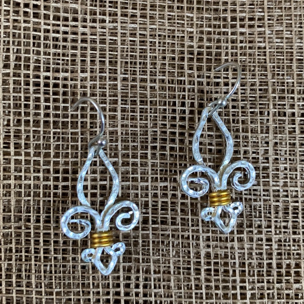 2/$7 🍁 / Small fleur de lis drop earrings